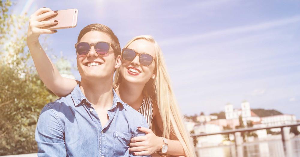 Touristen machen ein Selfie im Sommer