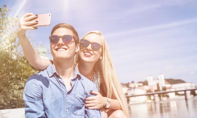 Touristen machen ein Selfie im Sommer