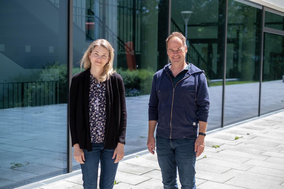 Dr. Hanna Sarmina mit Prof. Dr. Ralf Hohlfeld, Foto: Universität Passau