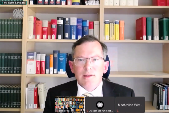 Prof. Dr. Meinhard Schröder war bei der öffentlichen Anhörung des Innenausschusses des Bundestags am 24. Juni 2024 per Video zugeschaltet.