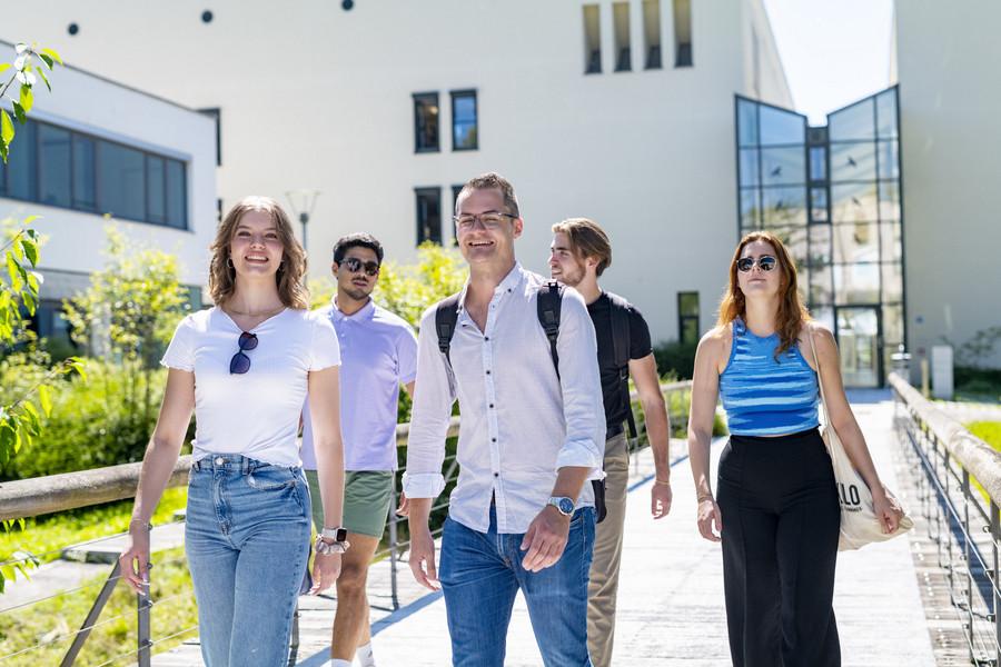 Studierende auf dem Campus der Universität Passau