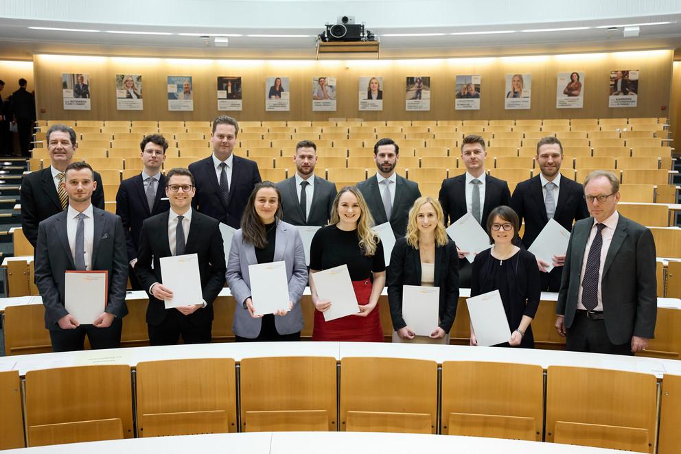 Die Doktorandinnen und Doktoranden der Juristischen Fakultät mit Dekan Prof. Dr. Jörg Fedtke (zweite Reihe links) und dem Prodekan Prof. Dr. Kai von Lewinski (vorne rechts). Foto: Tobias C. Köhler, Passau 