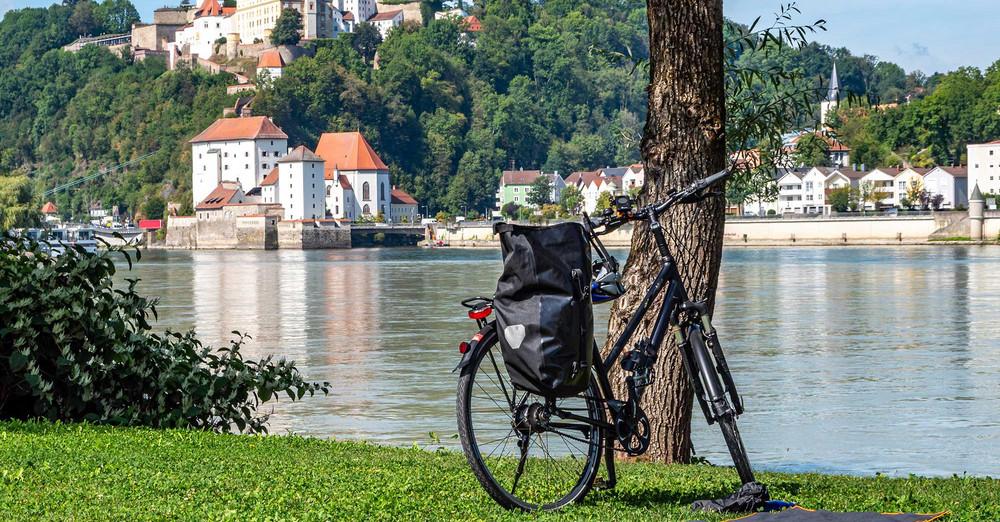 Radweg am Fluss