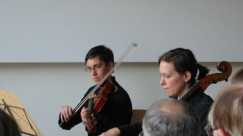 Zwei Frauen spielen Violine und Cello