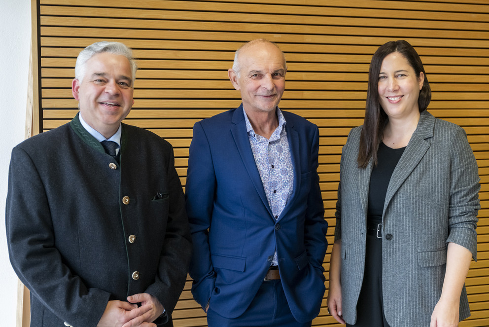 Kanzler Dr. Achim Dilling mit dem scheidenden Vizekanzler Thomas Werrlein (Mitte) und dessen Nachfolgerin Sabine Wiendl. Foto: Universität Passau