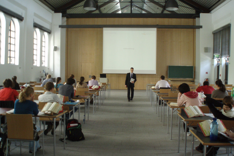 Dekoratives Bild der Kachel 'Examensshyvorbereitung am Institut fr Rechtsdidaktik'