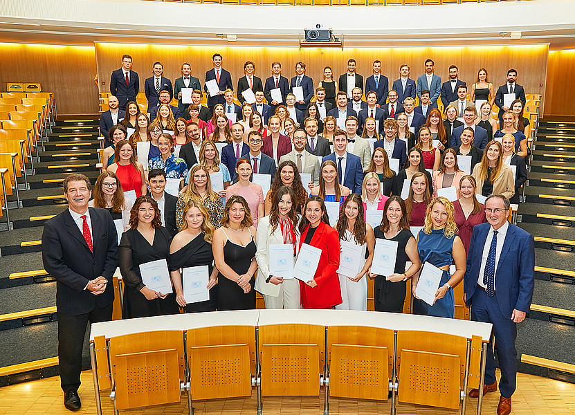 Die Absolventinnen und Absolventen der Juristischen Fakultät mit Dekan Prof. Dr. Jörg Fedtke (vorne links) und dem Präsidenten des Landgerichts Passau Rudolf Helmhagen (vorne rechts). Foto: Fotoatelier Kaps 