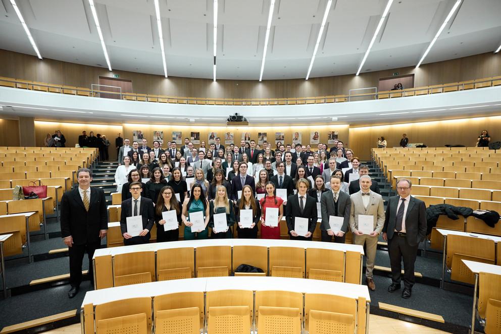 Die Absolventinnen und Absolventen der Juristischen Fakultät mit Dekan Prof. Dr. Jörg Fedtke (vorne links) und dem Prodekan Prof. Dr. Kai von Lewinski (vorne rechts). Foto: Tobias C. Köhler, Passau 